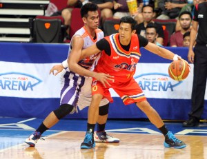 Danny Ildefonso of Meralco (No.10) is closely guarded by Vic Manuel of Air 21 in this bit of PBA action.(dark (Photo by KC Cruz/PBA Press Corps)