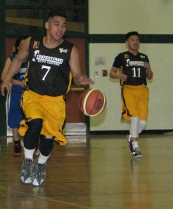 Crooks' Wes Palo (No.7) gathers up steam as teammate Paolo Librea (No.7) starts to run in this fast break play against The Barakos last season. (Photo by Moses Billacura/pinoy edmonton news file)