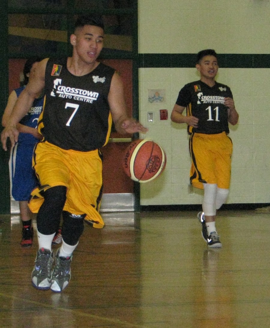 Crooks' Wes Palo (No.7) gathers up steam as teammate Paolo Librea (No.7) starts to run in this fast break play against The Barakos. (Photo by Moses Billacura/pinoy edmonton news)