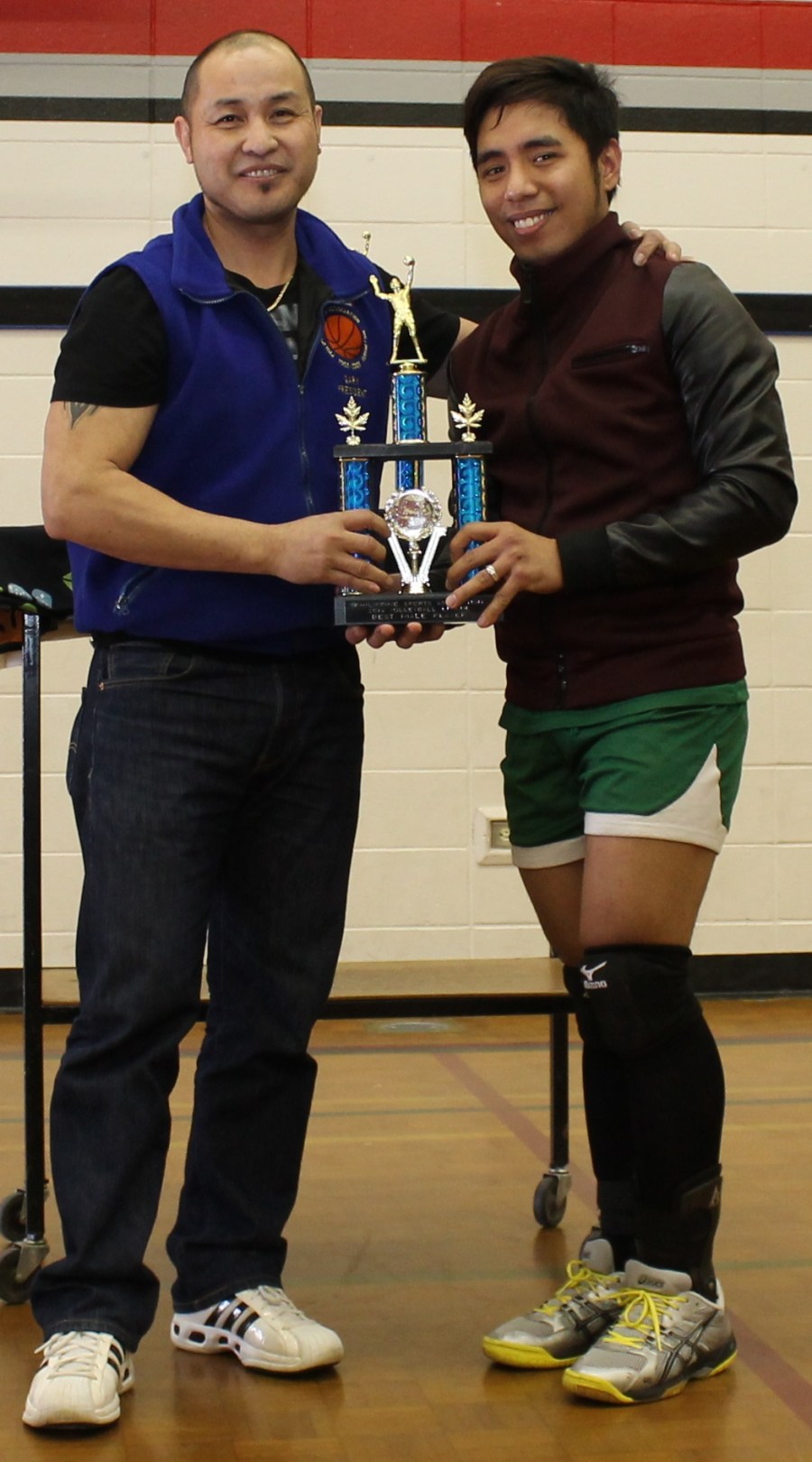 Green's Kris Sac receives his MVP trophy from PSA vice-president Gary Perpetua.(Photo by Moses Billacura/pinoy edmonton news)