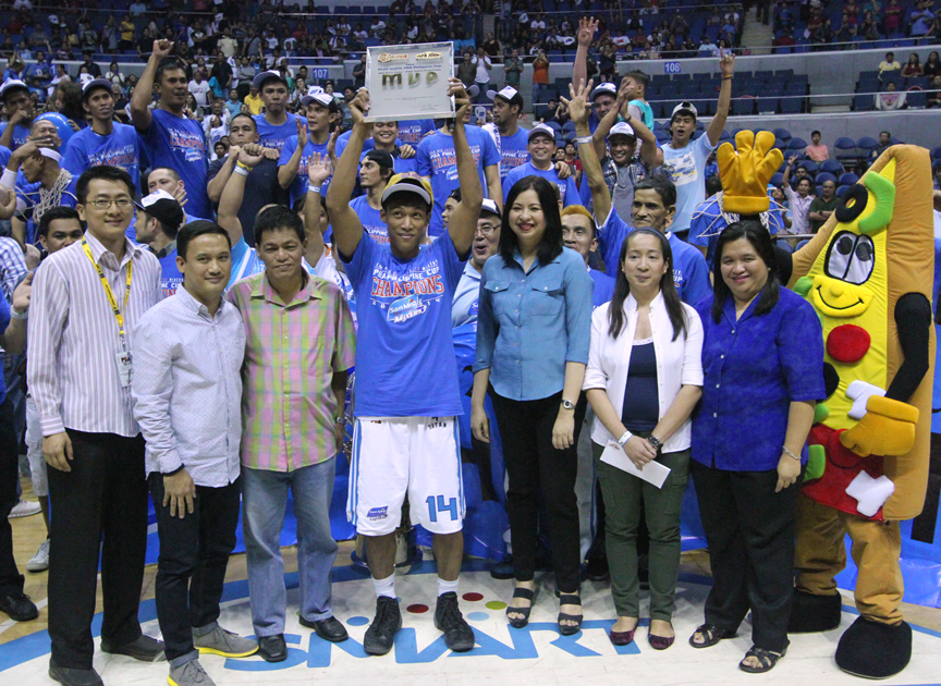 San Mig Super Coffee guard Mark Barroca was named the PBA Press Corps/Papa John’s Pizza Finals MVP after helping the Mixers beat Rain or Shine in the 2014 PLDT myDSL PBA Philippine Cup championship series Wednesday night at the Smart Araneta Coliseum. Awarding Barroca the MVP plaque are (left to right) PBA Press Corps officials Richard Dy of Spin.Ph (treasurer), Waylon Galvez of Manila Bulletin (secretary) and Barry Pascua of Bandera (president), and Papa John’s Pizza executives Marian Castro (Chief Operating Officer), Marifi Serafin (Marketing Manager) and Mina Sillador (Quality Assurance Manager).(PBA photo)