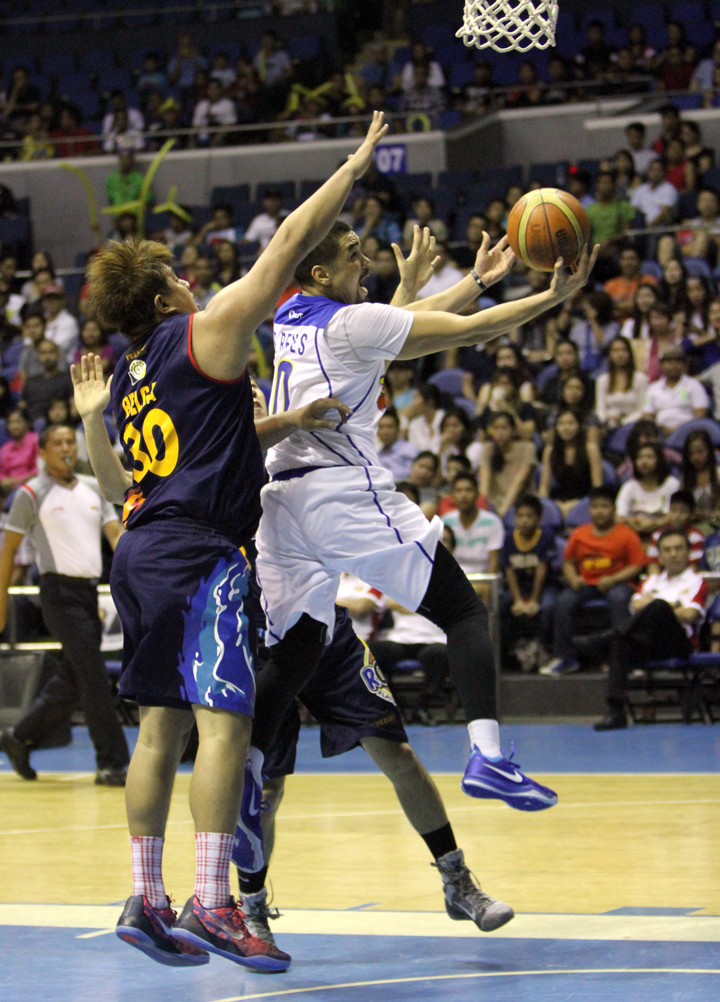 Ryan Reyes of Talk 'N Text (with ball) gets past Beau Belga and Jeff Chan of Rain or Shine.(Photo by Nuki Sabio)