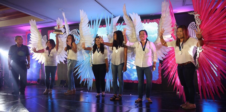 SOUTHWOODS MASTERS 4-PEAT CHAMPS. PAL President Jaime J. Bautista (left) congratulates the Manila Southwoods Masters for clinching their 4th consecutive PAL Ladies Interclub championship trophy, besting the formidable local squad from Cebu Country Club by a single point. Photo shows the Southwoods lady golfers, led by skipper Beachie Abiera (2nd from left), donning wings to celebrate their 4-peat victory.(PAL)