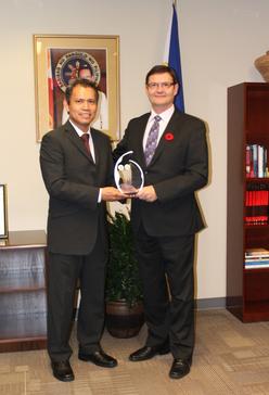 (Left) Consul General Neil Frank Ferrer awards the Plaque of Appreciation to Assistant Commissioner Randall J. Beck of the Royal Canadian Mounted Police (RCMP).(vancouverpcg.org)