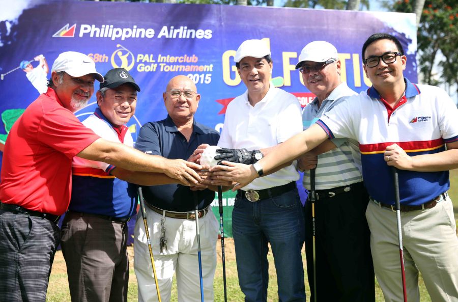 MEN’S INTERCLUB UNDERWAY. A gesture of unity among officials of Philippine Airlines and the three host golf clubs in Cebu officially sets off the Men’s Regular tournament of the 68th PAL Interclub. Photo shows, from left, Cebu Country Club president Ramoncito Garcia; PAL president Jaime J. Bautista; Club Filipino de Cebu president Edgar Alino; Cebu City Mayor Michael Rama; Cebu Country Club vice president Edward Go; and PAL Sr. VP for Operations Ismael Augusto Gozon.(PAL) 