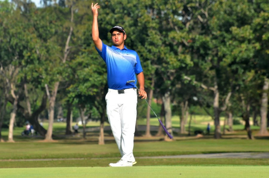Orchard's Kristoffer Arevalo motions his ball to move further in this bit of action in the first round of the Championship division of the PAL Men's Regular Interclub at Cebu Country Club. (PAL)