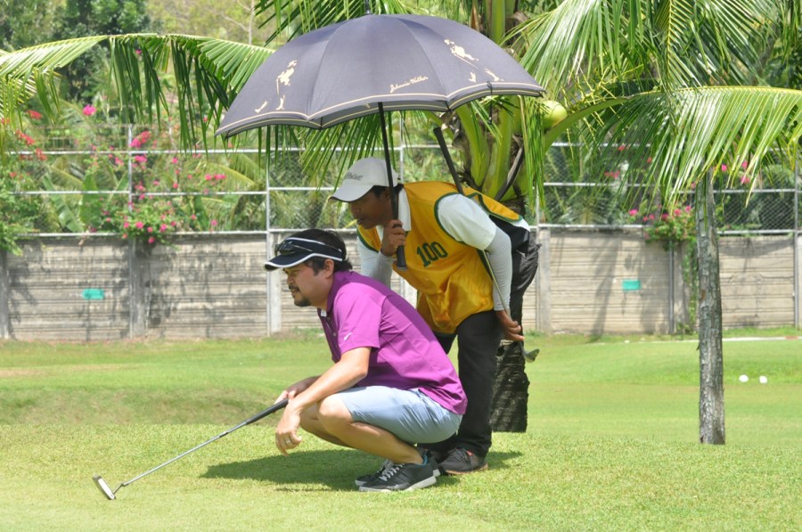 Vince Lauron of Manila Southwoods confers with his caddie at Hole No.10 of Club Filipino de Cebu during the penultimate day of the 68th PAL Men's Regular Interclub.(PAL)