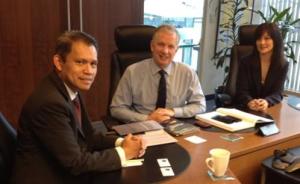 Consul General Neil Frank Ferrer meets with Mr. Stephen Brown and Ms. Bonnie Gee, President and Vice President respectively of the Chamber of Shipping of British Columbia in Vancouver on 17 February 2015.(vancouverpcg.org)