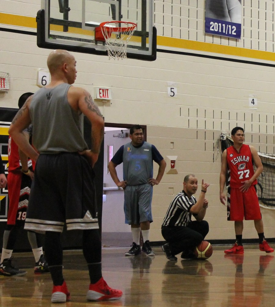 2552  Referee Gary Perpetua, who is also PSA's vice-president, takes a rest and signals to the table officials to reset the clock.(Photo by Moses Billacura/pinoy edmonton news)
