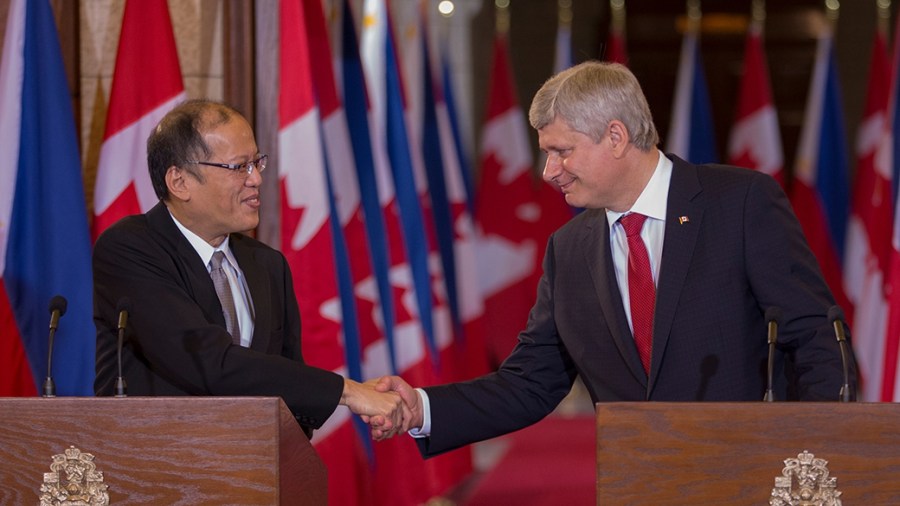Prime Minister Stephen Harper and Benigno Aquino III, President of the Philippines, shake hands following a joint press conference in Centre Block on Parliament Hill. - See more at: http://pm.gc.ca/eng/news/2015/05/08/pm-announces-new-initiatives-will-deepen-relations-between-canada-and-philippines#sthash.ycwgk5EH.dpuf